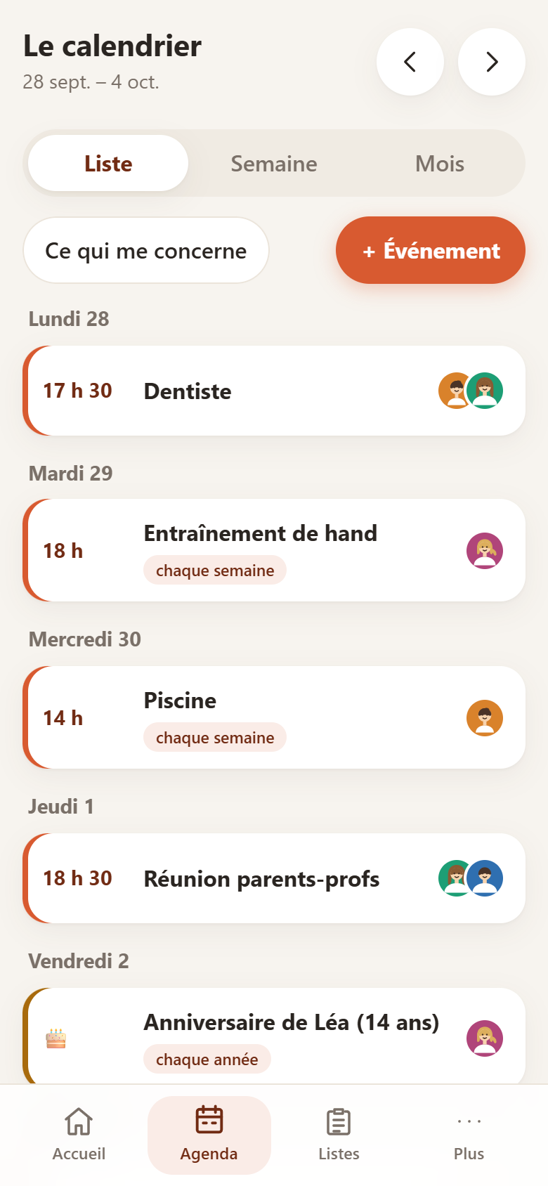 L’agenda de la semaine en vue Liste : chaque rendez-vous avec son heure et la pastille des personnes concernées, un entraînement répété chaque semaine et un anniversaire.