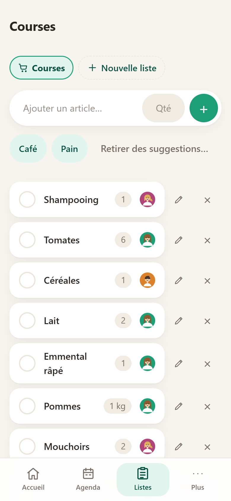 La liste de courses partagée : chaque article avec sa quantité et la pastille de la personne qui l’a ajouté, et des suggestions tirées des habitudes de la maison.