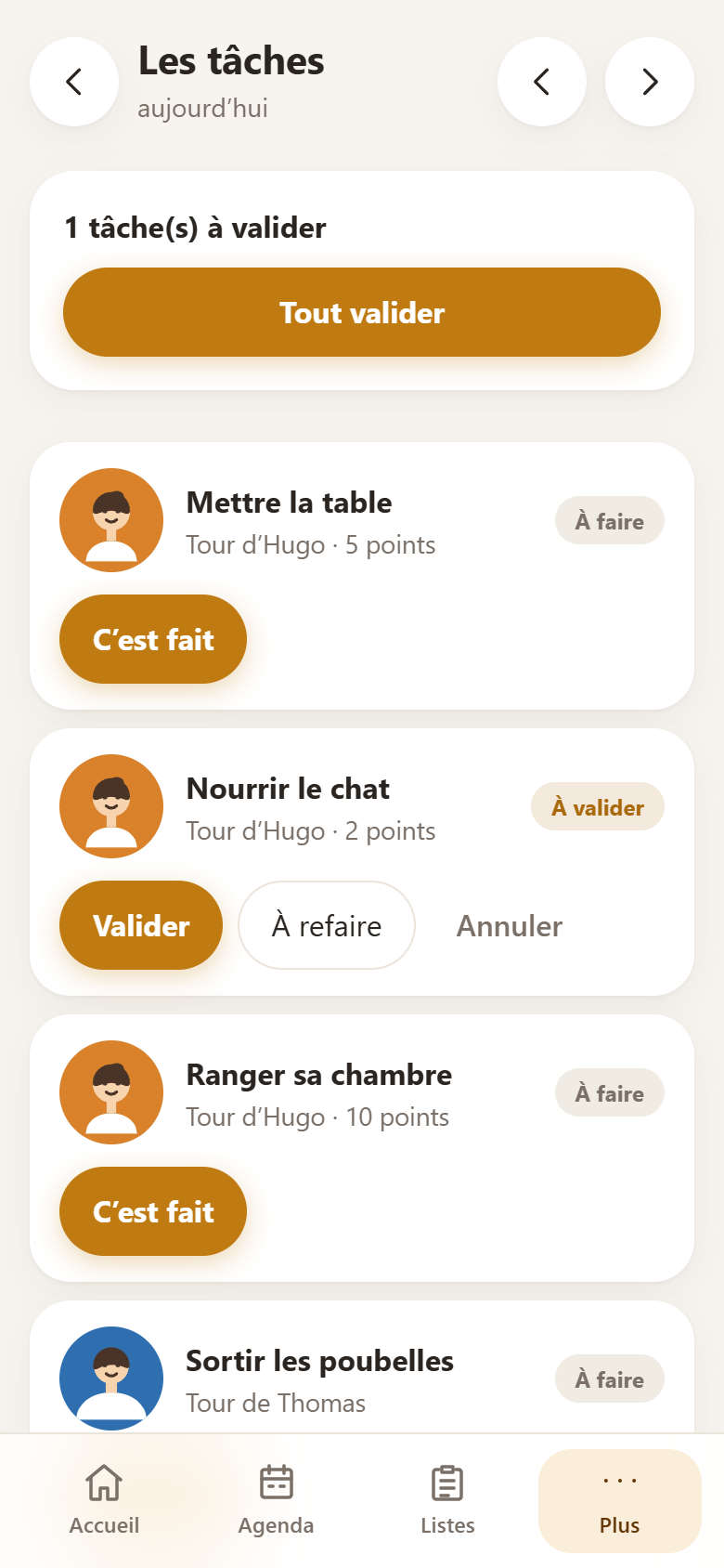 Les tâches du jour à tour de rôle : ce qu’un enfant a coché attend la validation d’un parent.